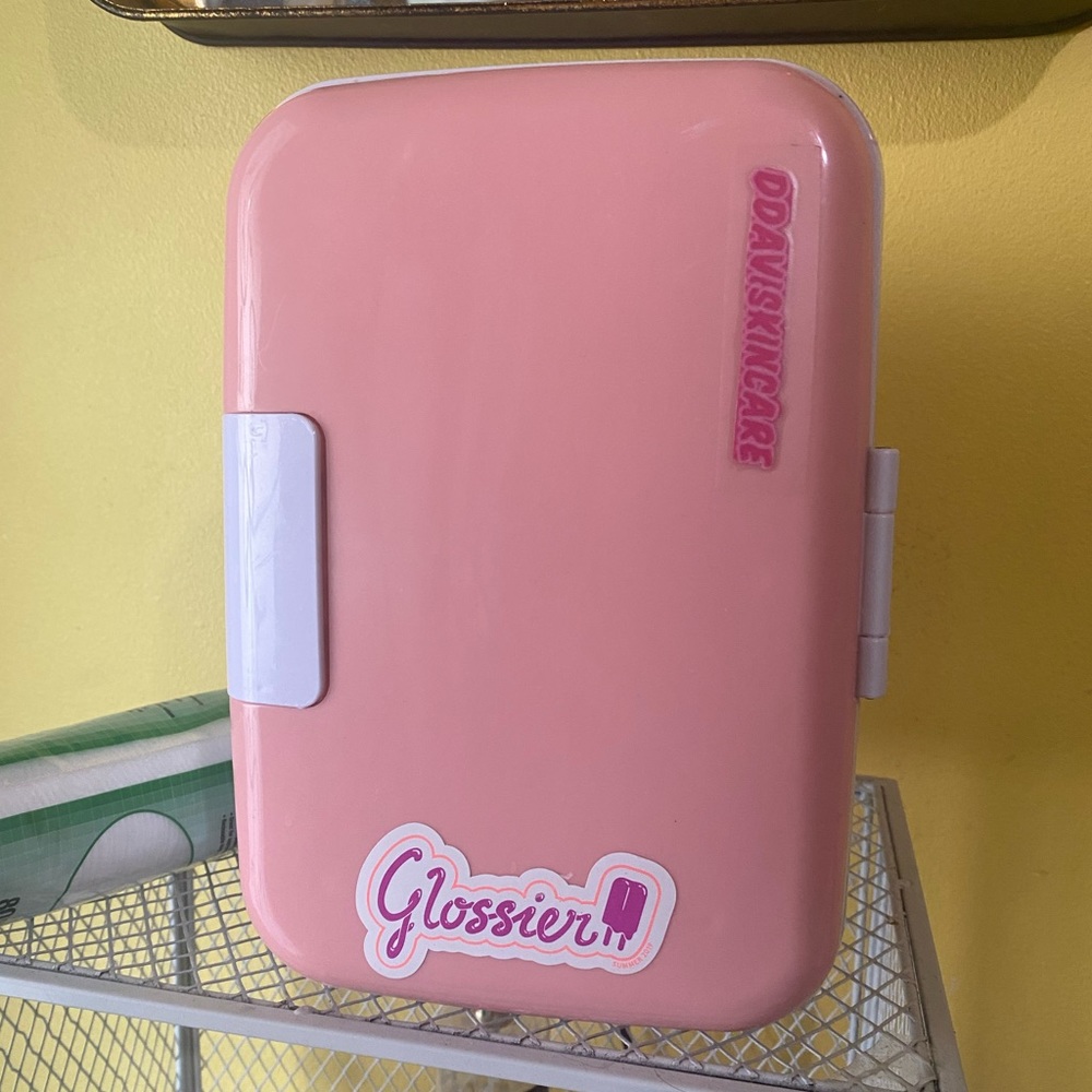 Super cute mini fridge!
